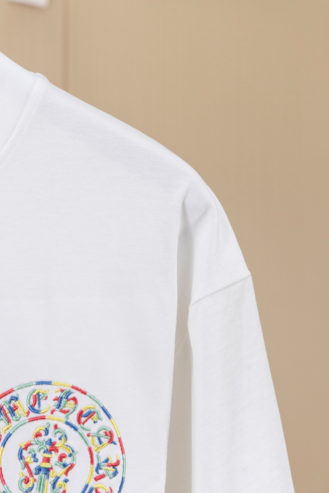 クロムハーツ「Chrome Hearts」カラフルサンスクリット エンブロイダリーTシャツ