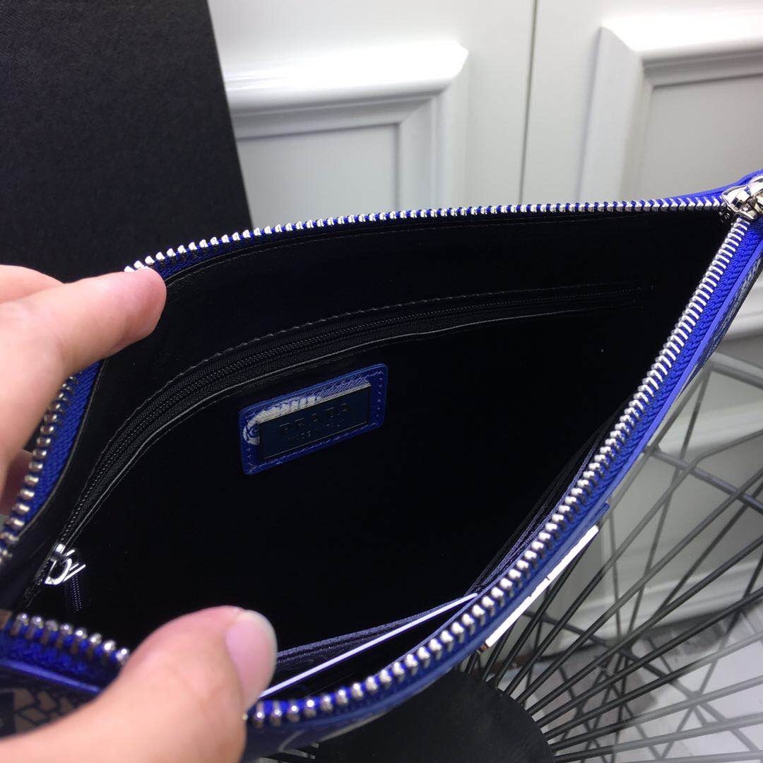 プラダ「Prada」サフィアーノレザー ハンドクラッチ