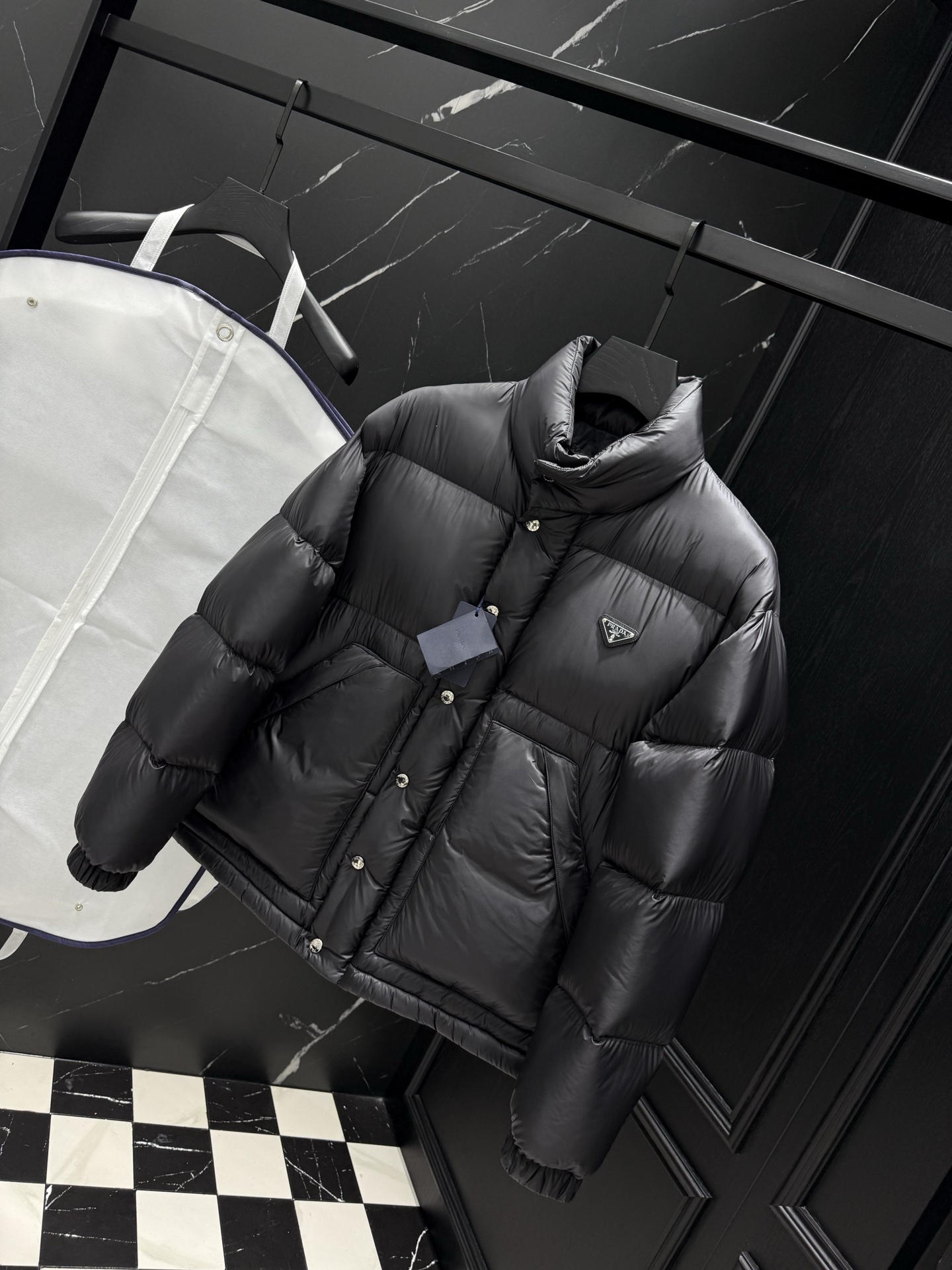 プラダ「Prada」秋冬ダウンジャケット スタンドカラー