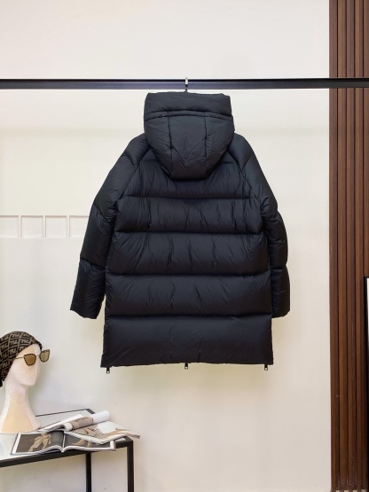 プラダ「Prada」秋冬フード付きダウンジャケット