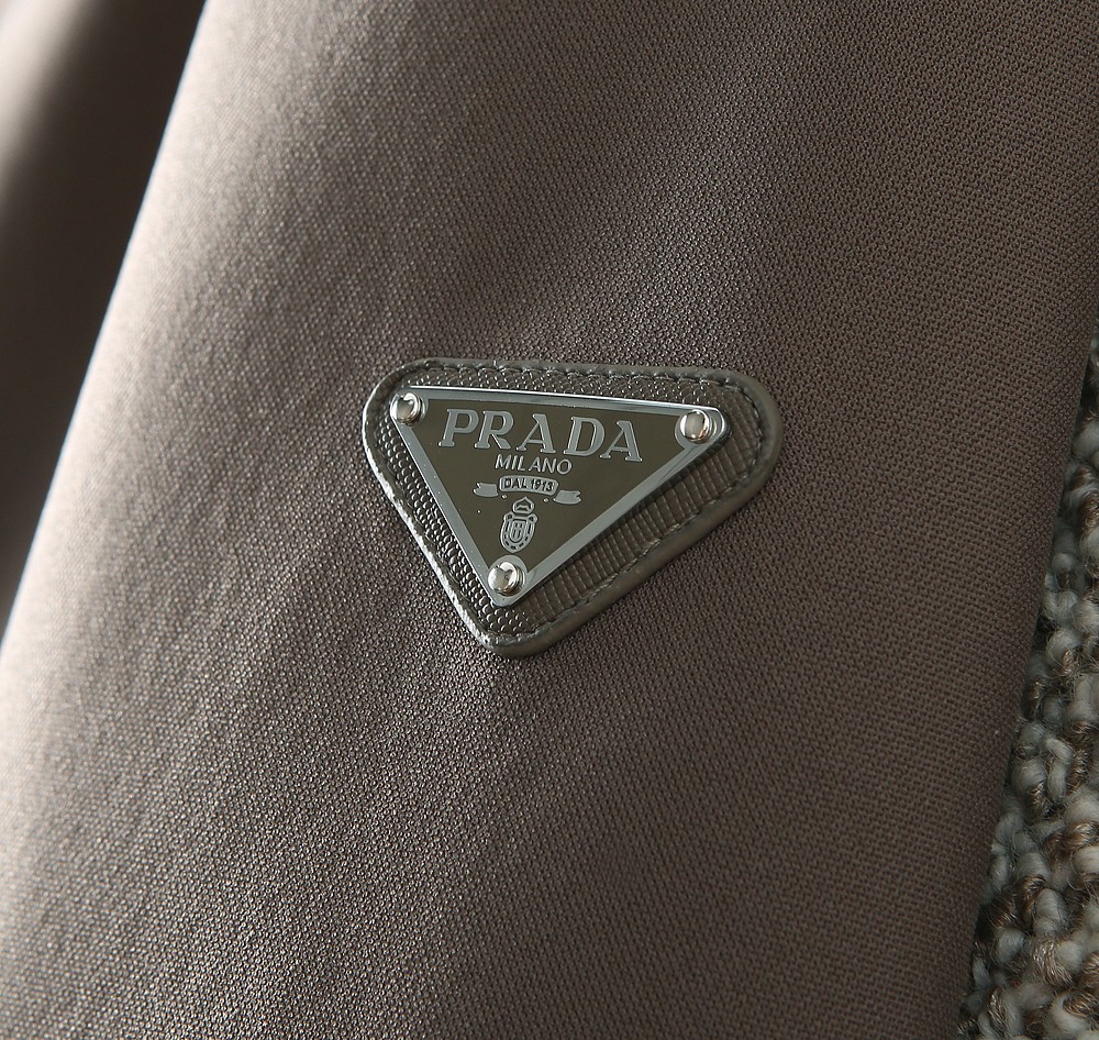 プラダ「Prada」秋冬 フード付きアウター