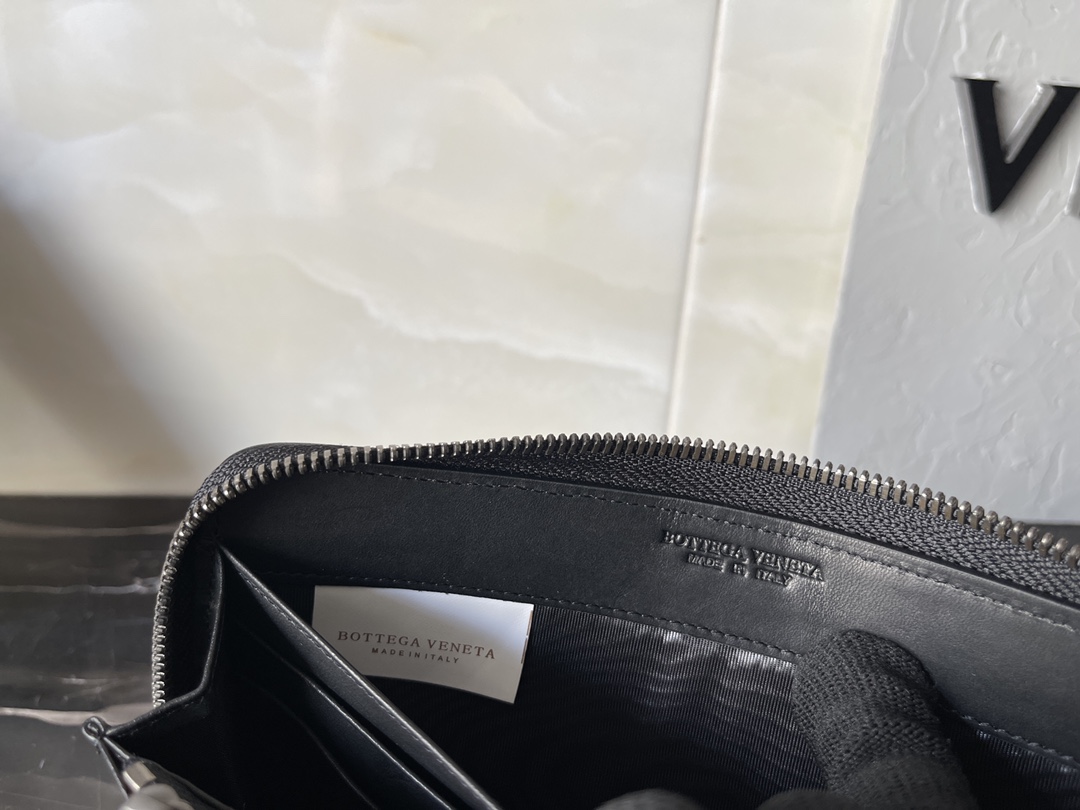 ボッテガ・ヴェネタ「Bottega Veneta」イントレチャート ザッパー ウォレット