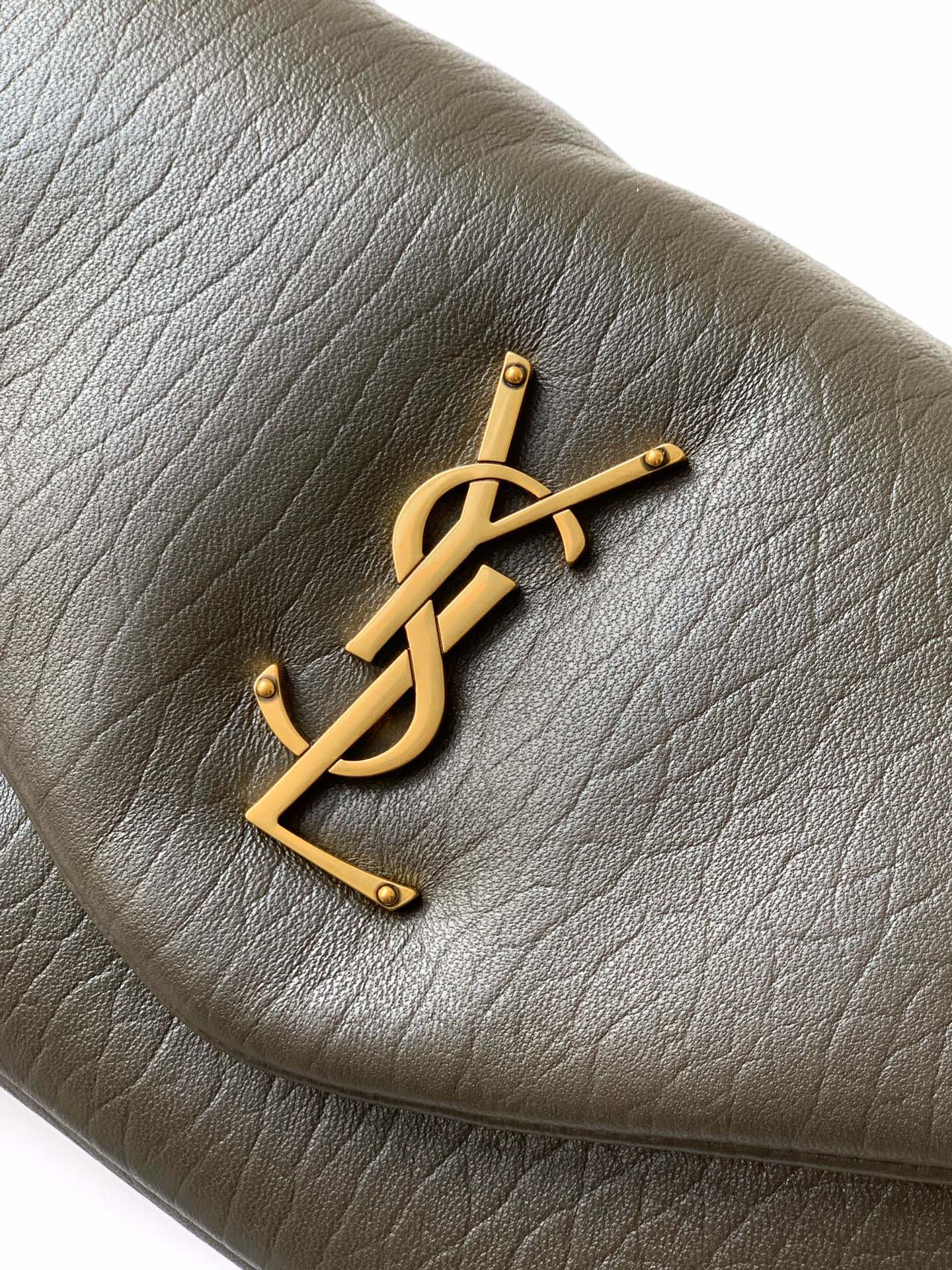 サンローラン「Saint Laurent」カリプソ ミディアム（グレインラムスキン）