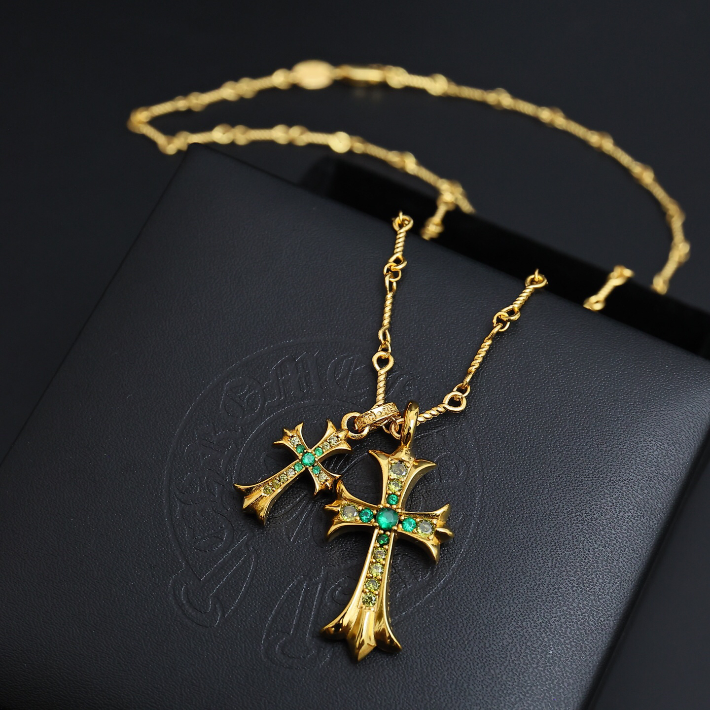 クロムハーツ「Chrome Hearts」のクラシックネックレス - 日常に上品なアクセントを添えるユニセックスモデル