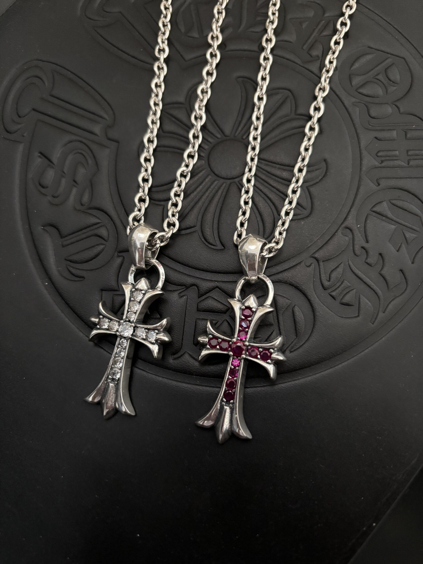 クロムハーツ「Chrome Hearts」のクラシックネックレス - 日常に上品なアクセントを添えるユニセックスモデル