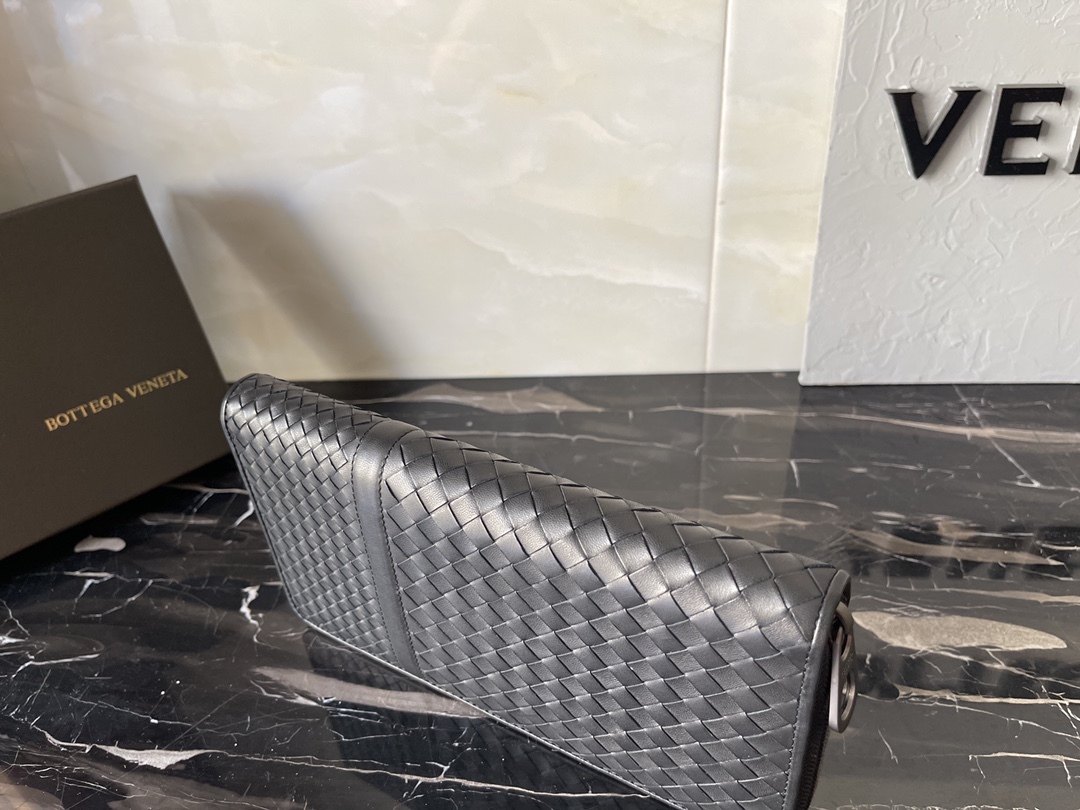 ボッテガ・ヴェネタ「Bottega Veneta」イントレチャート ザッパー ウォレット