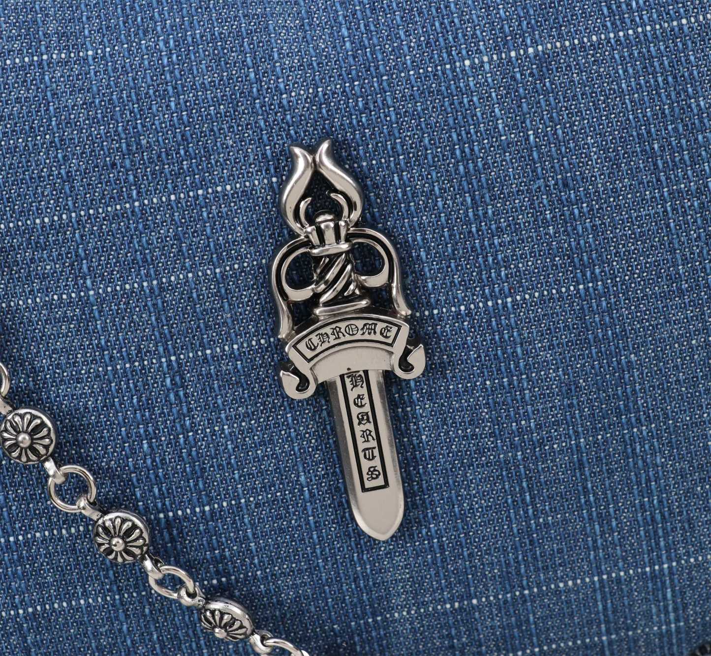 クロムハーツ「Chrome Hearts」十字架のショルダーバッグ