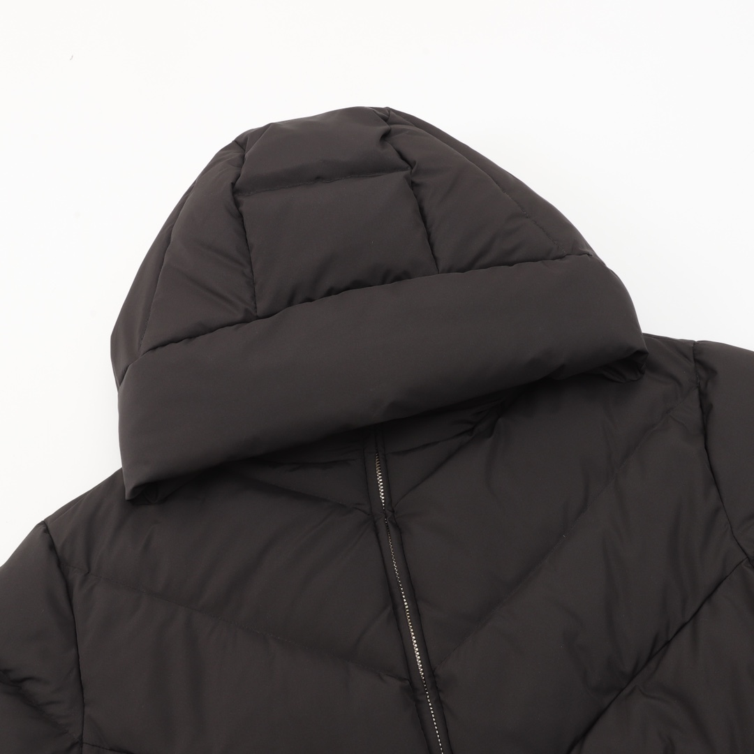 Moncler の新モデル BROSSE のショート丈フード付きダウンジャケットで、V 字の縫い目デザインとウエストを引き締めるベルトが付いて、やせてスリムに見える効果があります