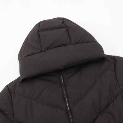 Moncler の新モデル BROSSE のショート丈フード付きダウンジャケットで、V 字の縫い目デザインとウエストを引き締めるベルトが付いて、やせてスリムに見える効果があります