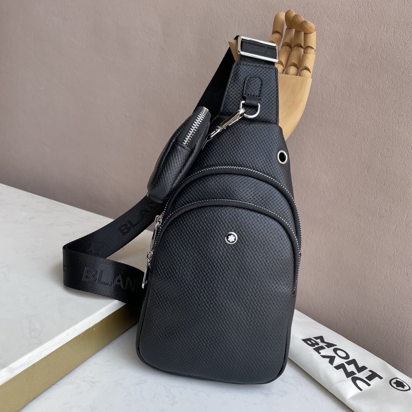 モンブラン 「Montblanc」モンブラン メンズレザーチェストバッグ / クロスボディバッグ 