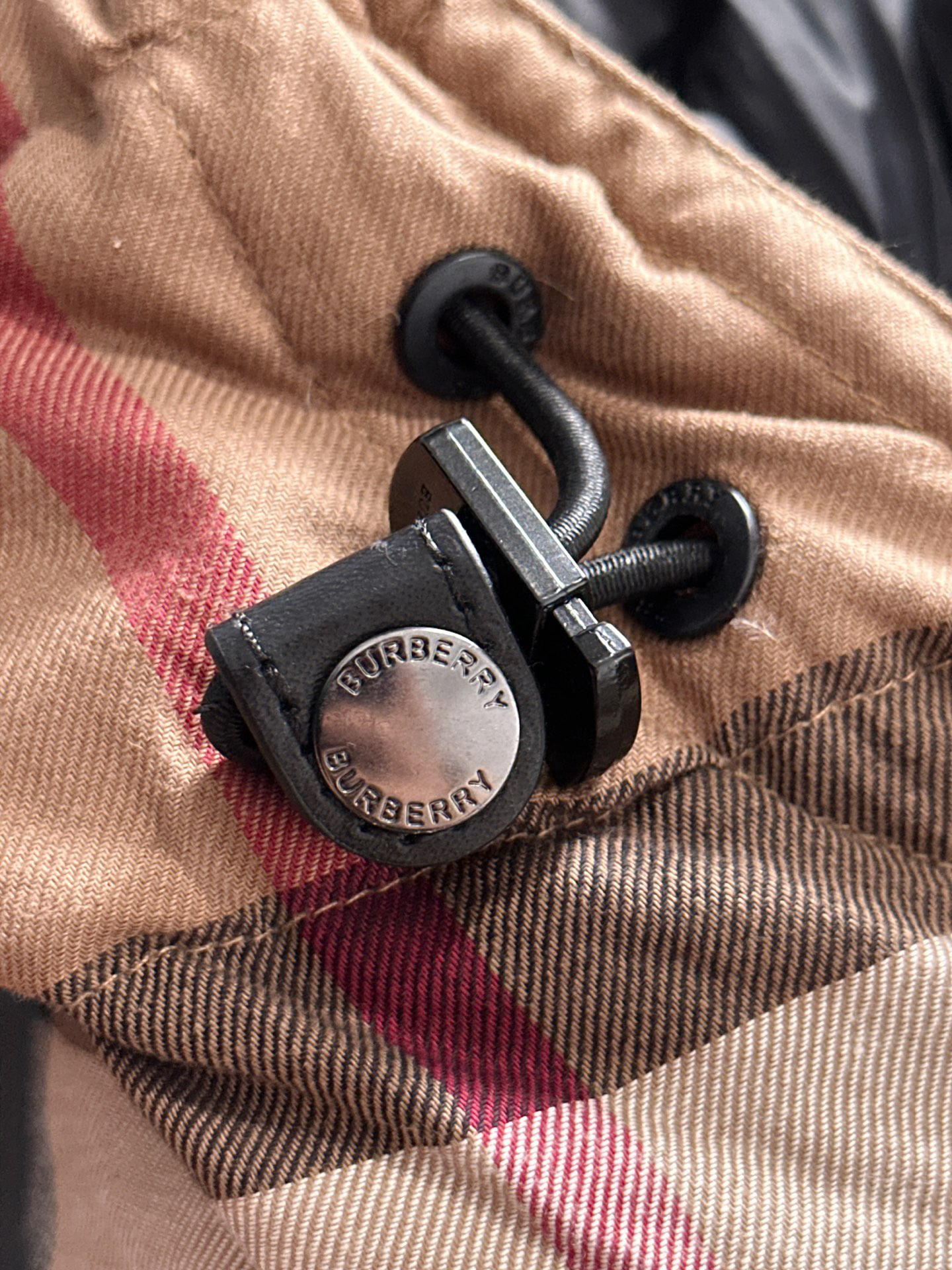 バーバリー「Burberry」 冬の新作 フード付き男性のダウンジャケット