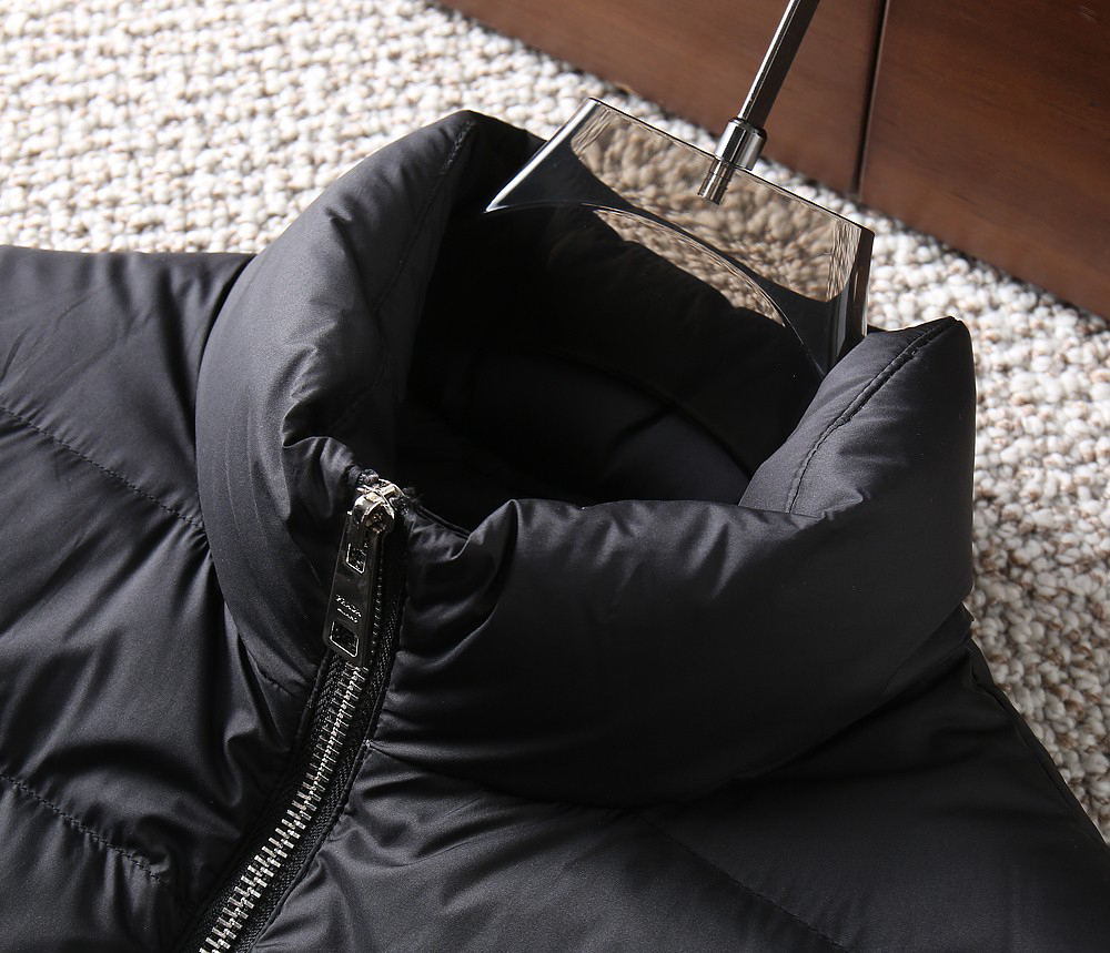 プラダ「Prada」秋冬ダウンジャケット