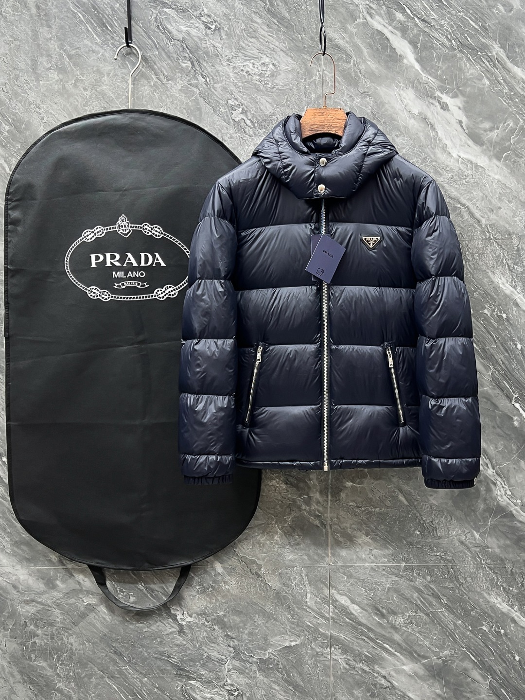 プラダ「Prada」秋冬ダウンジャケット スタンドカラー