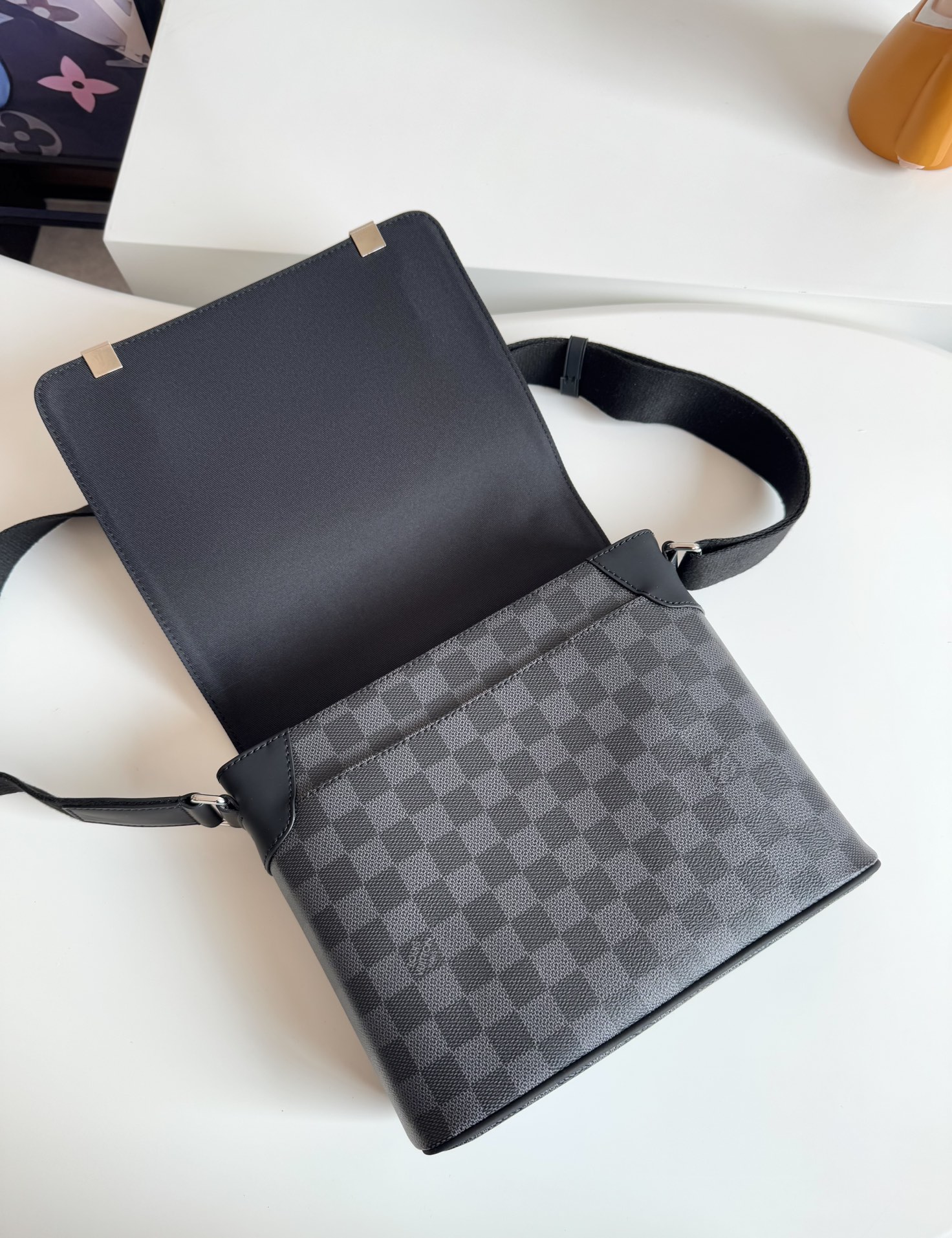 ルイ・ヴィトン「Louis Vuitton」ディストリクト メッセンジャーバッグ