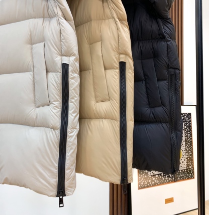 プラダ「Prada」秋冬フード付きダウンジャケット