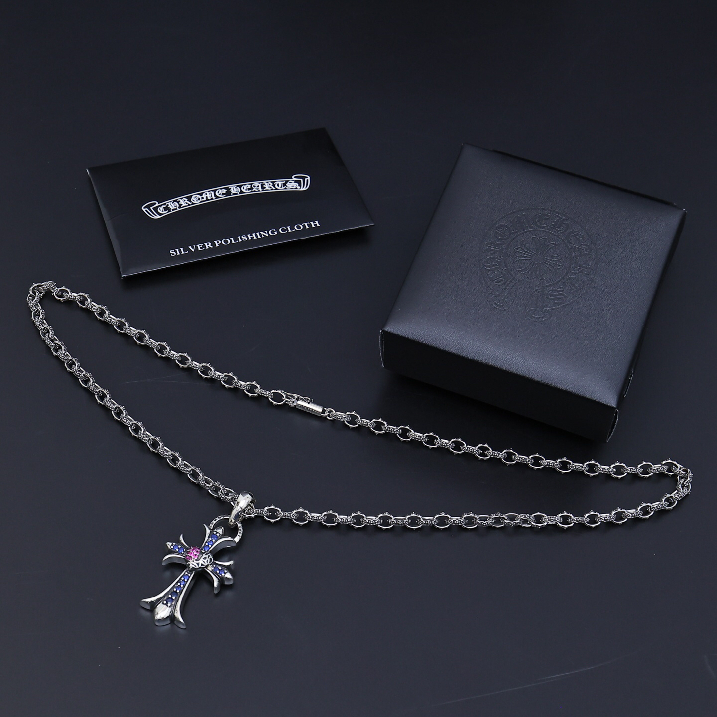 クロムハーツ「Chrome Hearts」のクラシックネックレス - 日常に上品なアクセントを添えるユニセックスモデル