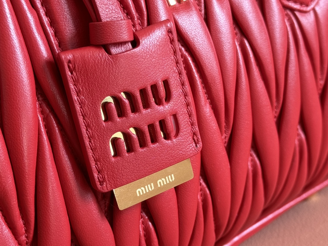 ミュウ ミウ(Miu Miu)マトラッセ シープスキン ミディアム ボウリング トート クロスボディバッグ