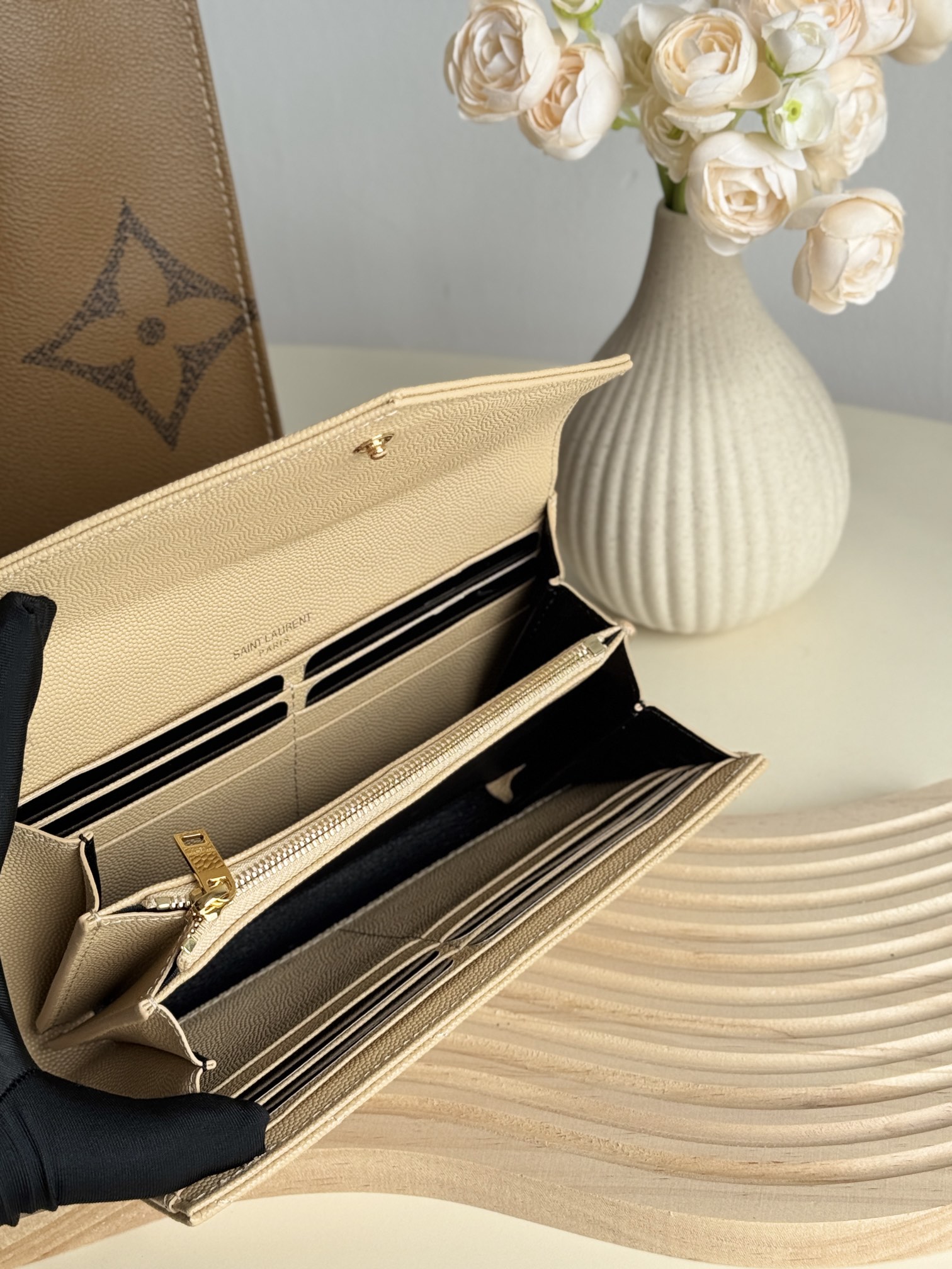 サンローラン「Saint Laurent」カサンドラ ラージウォレット（ラムスキン）