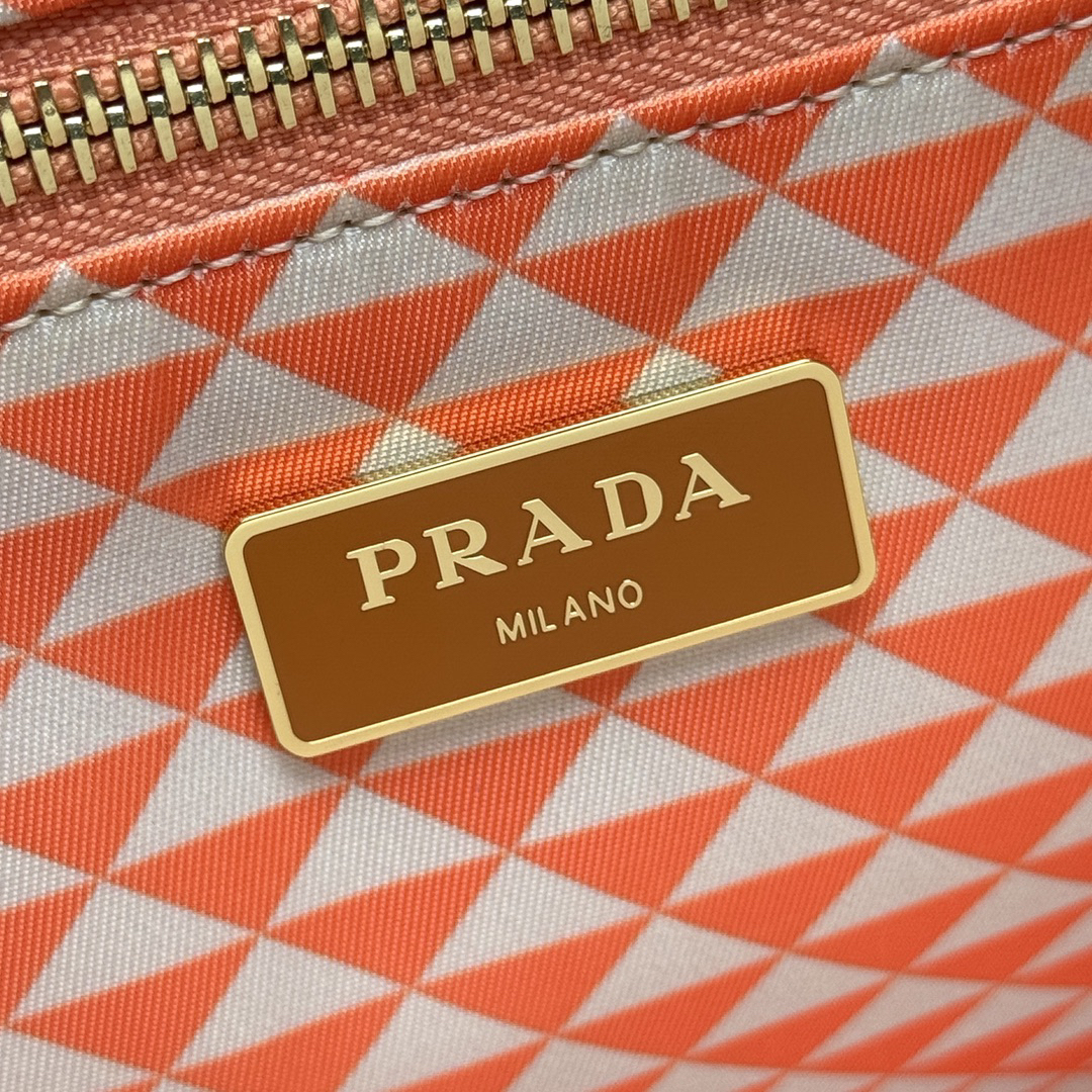 プラダ「Prada」Tessuto Triangulum トートバッグ 新作