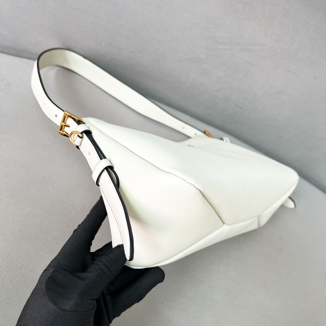 プラダ「Prada」Aimee ホボ アンダーアームバッグ 新作