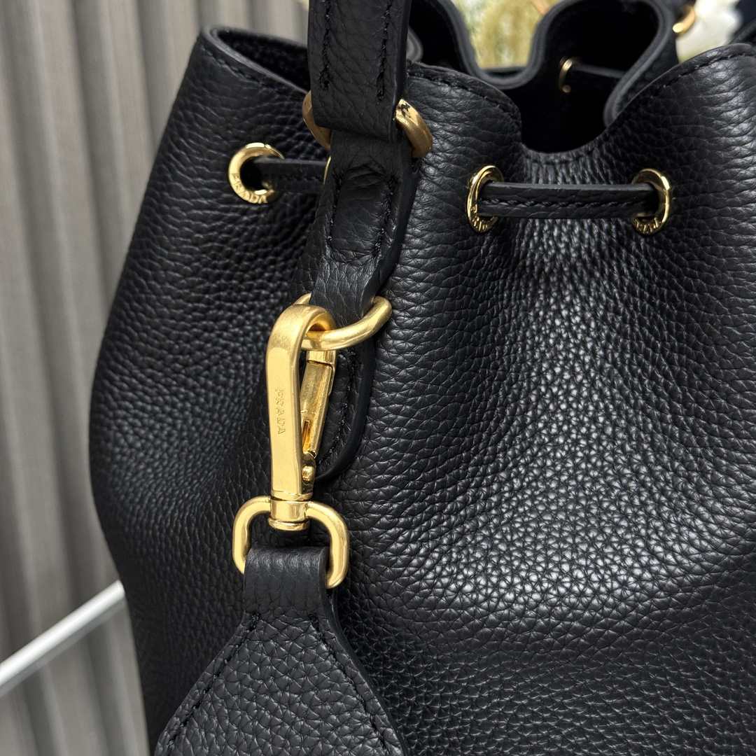 プラダ「Prada」ピコティン バケットバッグ モデ