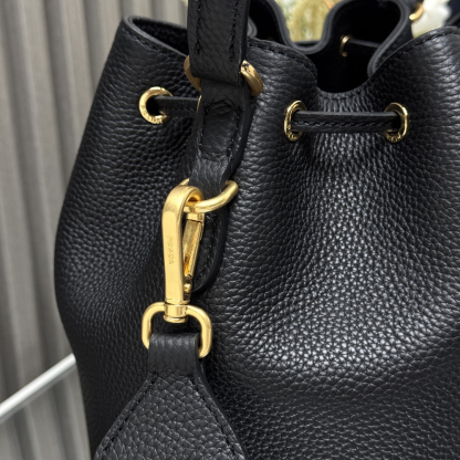 プラダ「Prada」ピコティン バケットバッグ モデ