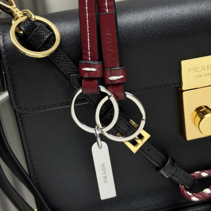 プラダ「Prada」Soft Sound ショルダーバッグ モデル