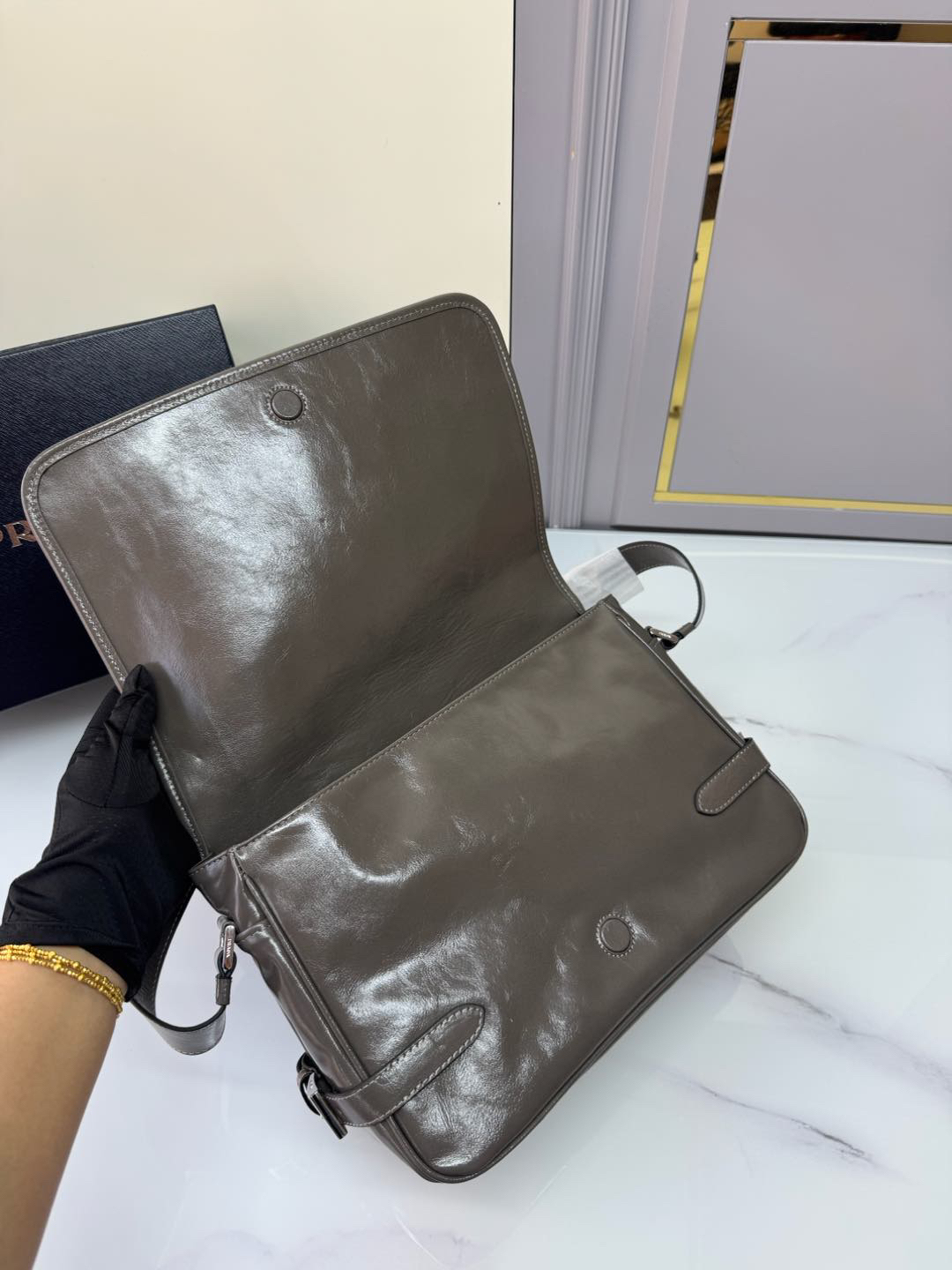 プラダ「Prada」 オイルドレザー メッセンジャーバッグ モデル
