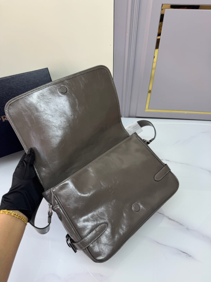 プラダ「Prada」 オイルドレザー メッセンジャーバッグ モデル