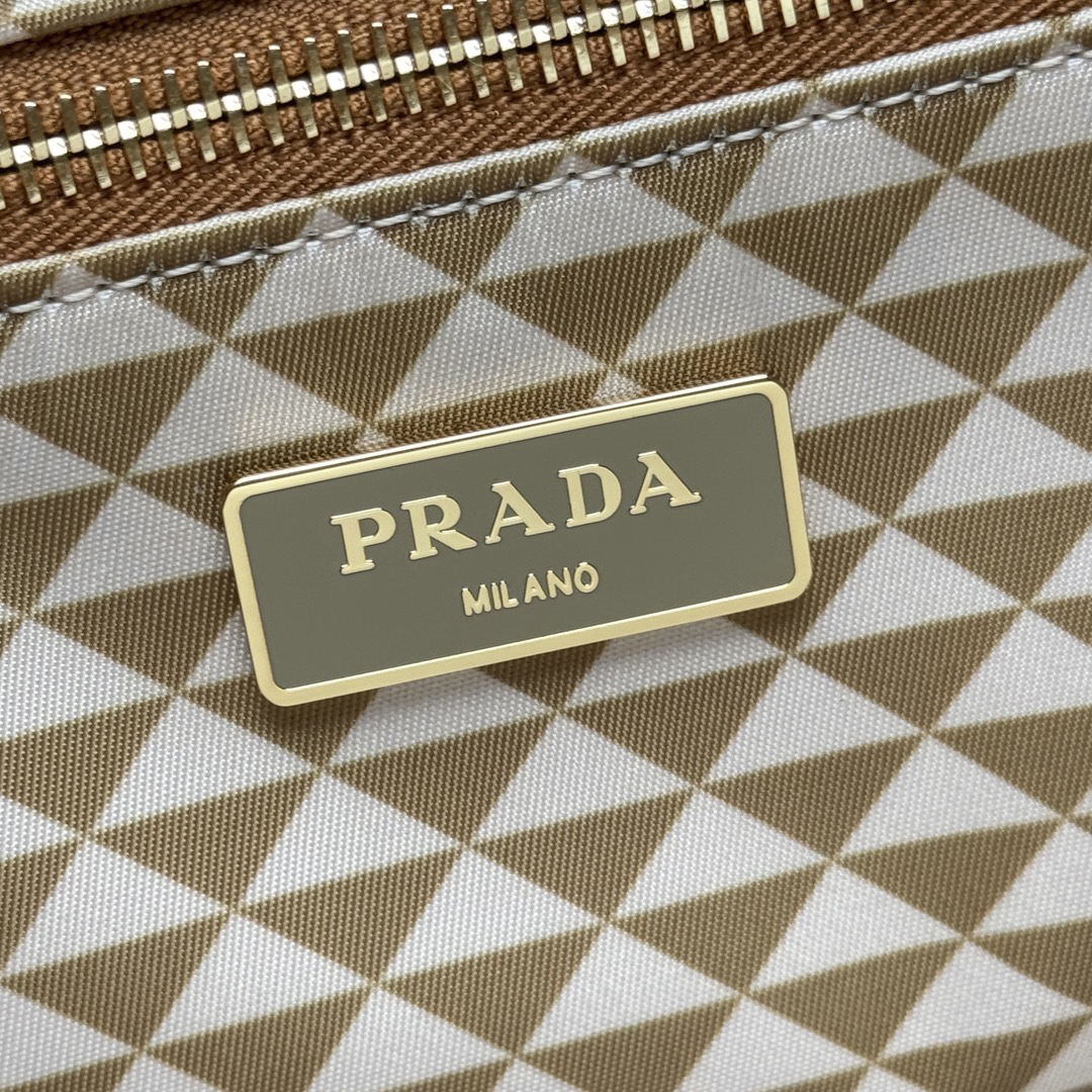 プラダ「Prada」トリアングラム トートバッグ トートバッグ