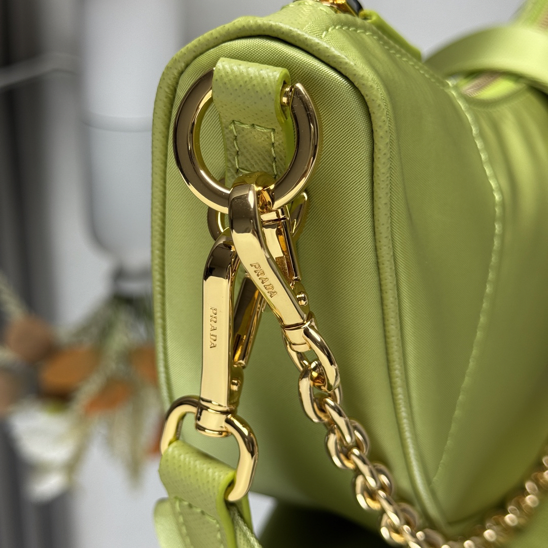 プラダ「Prada」 リナイロン クレセント マルチショルダーバッグ