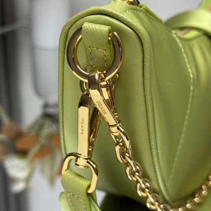 プラダ「Prada」 リナイロン クレセント マルチショルダーバッグ