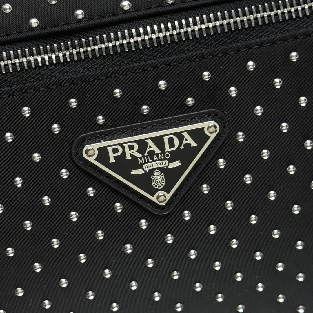 プラダ「Prada」リベットデザイン メッセンジャーバッグ ショルダーバッグ