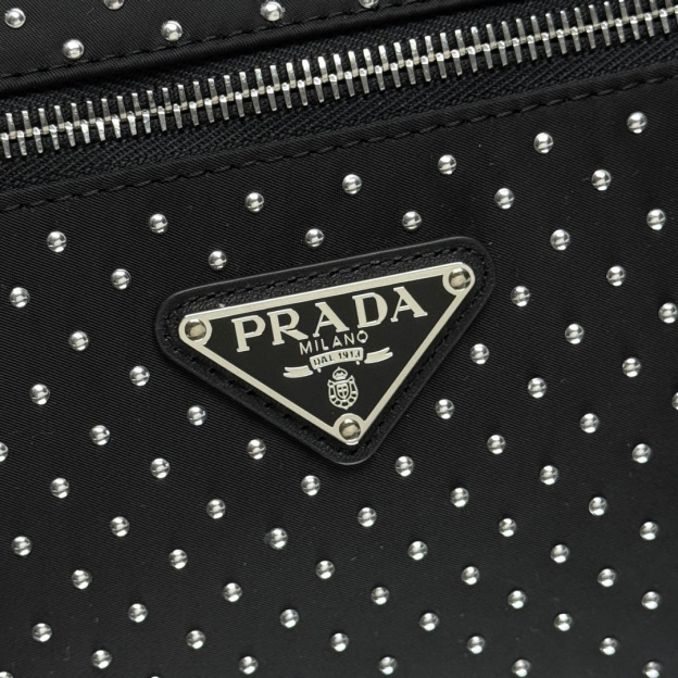 プラダ「Prada」リベットデザイン メッセンジャーバッグ ショルダーバッグ