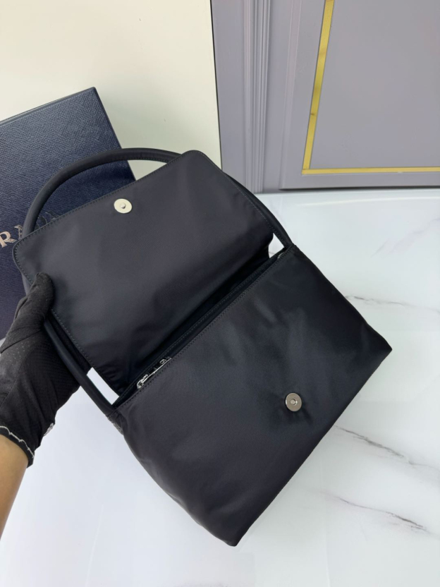 プラダ「Prada」フラップデザイン マルチトート トートバッグ