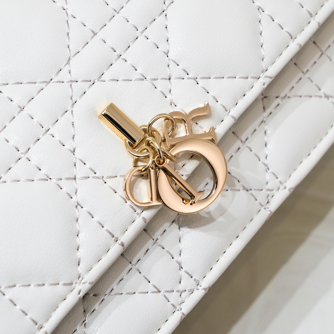 ディオール「Dior」LADY DIOR パールクラッチバッグ 2023年秋冬 シープスキン