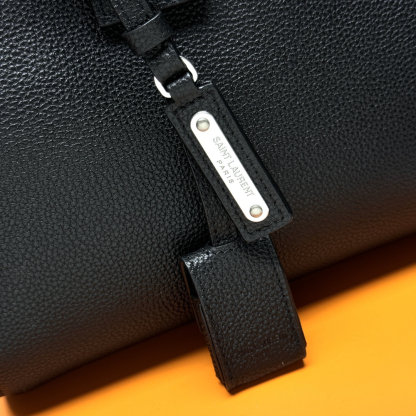 サンローラン「Saint Laurent」SAC DE JOUR SOUPLE 粒面レザーバッグ