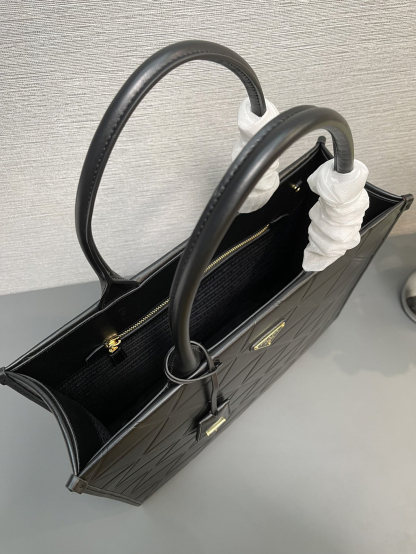 プラダ「Prada」トライアングルキルティング トートバッグ ラージトート