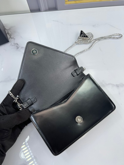 プラダ「Prada」逆三角形チェーン フラップショルダーバッグ ミニバッグ