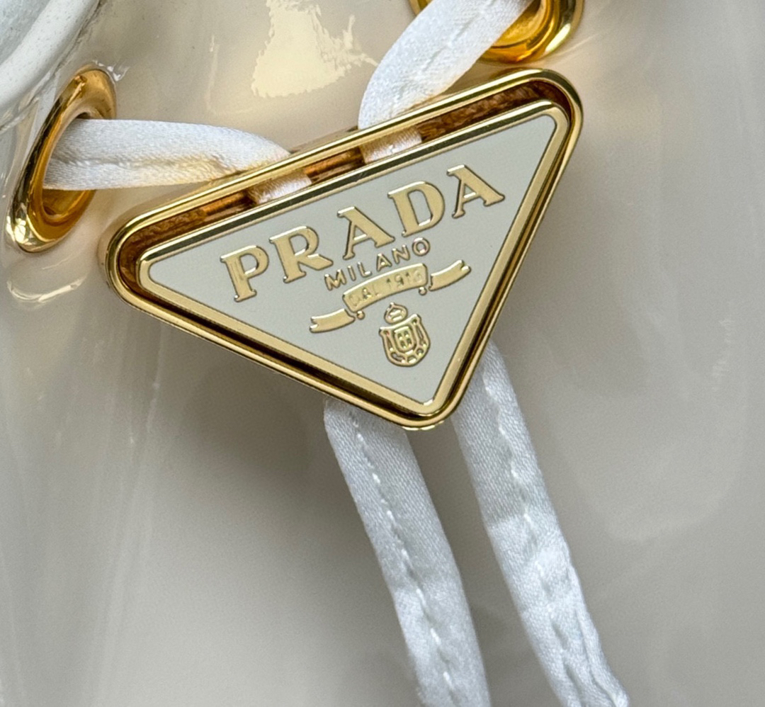 プラダ「Prada」エナメルレザー ボトルバッグ ミニバッグ