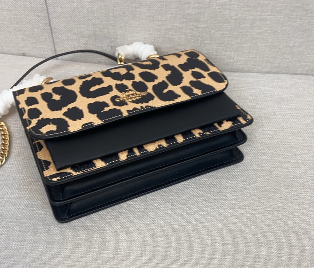 コーチ「Coach」 レオパードプリント フラップ オルガン バッグ