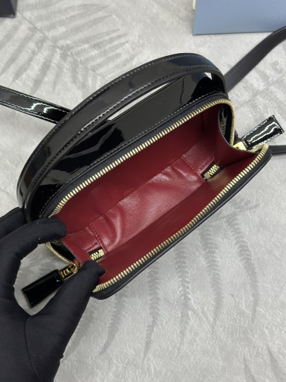 プラダ「Prada」クワイエットレザー カメラバッグ