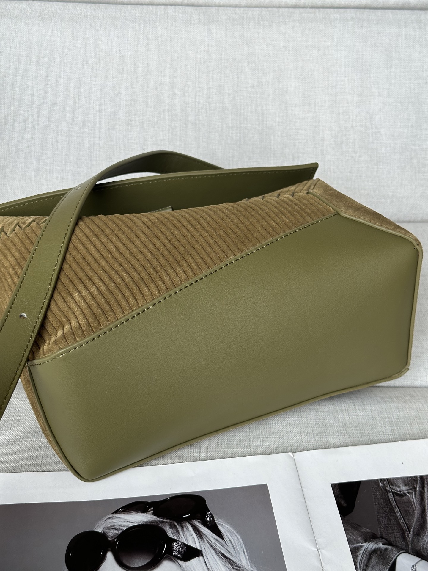 ロエベ「Loewe」秋冬 オリーブグリーン トランペット牛革 Puzzle ハンドバッグ