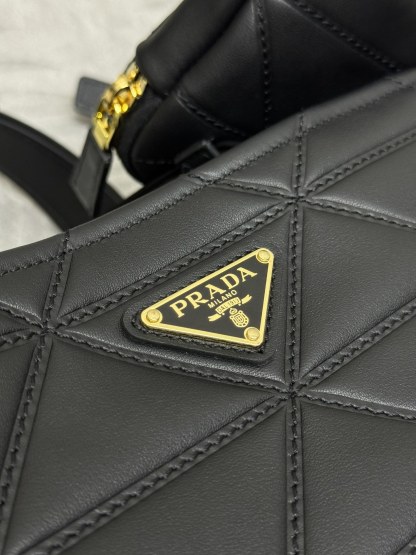 プラダ「Prada」ラージトートバッグ