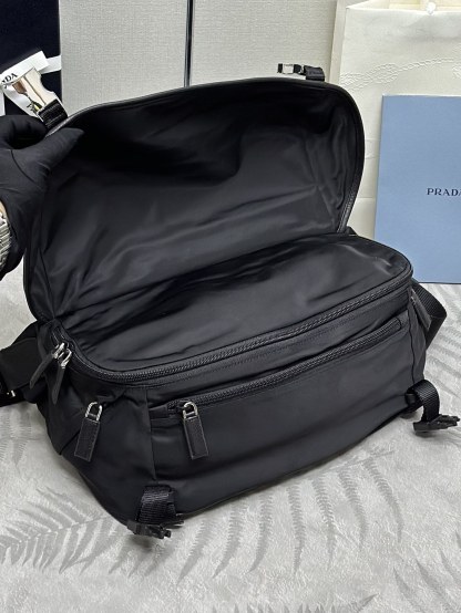 プラダ「Prada」 テッスート＆サフィアーノ メッセンジャーバッグ