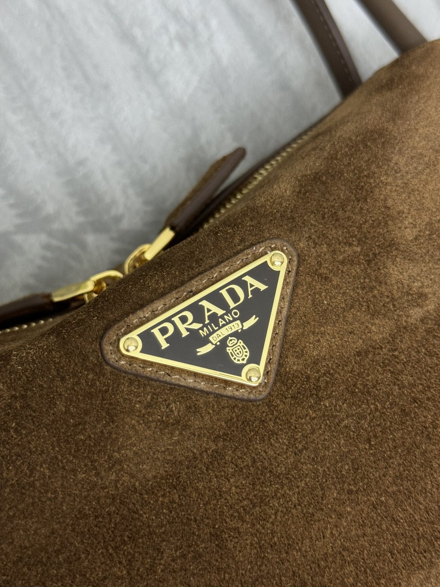プラダ「Prada」 スエードレザー アンダーアームバッグ