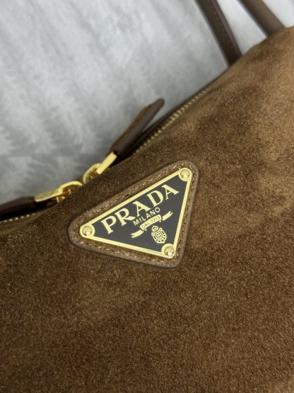 プラダ「Prada」 スエードレザー アンダーアームバッグ