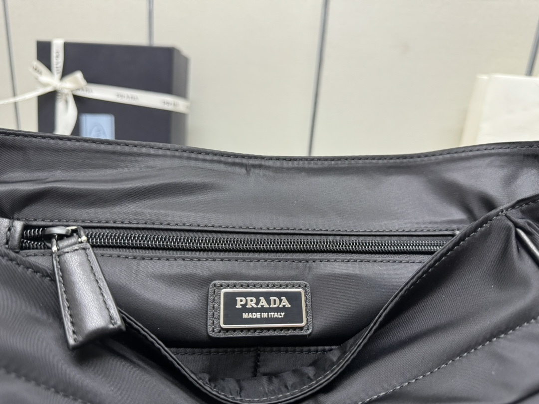 プラダ「Prada」 Re-Nylon® メッセンジャーバッグ