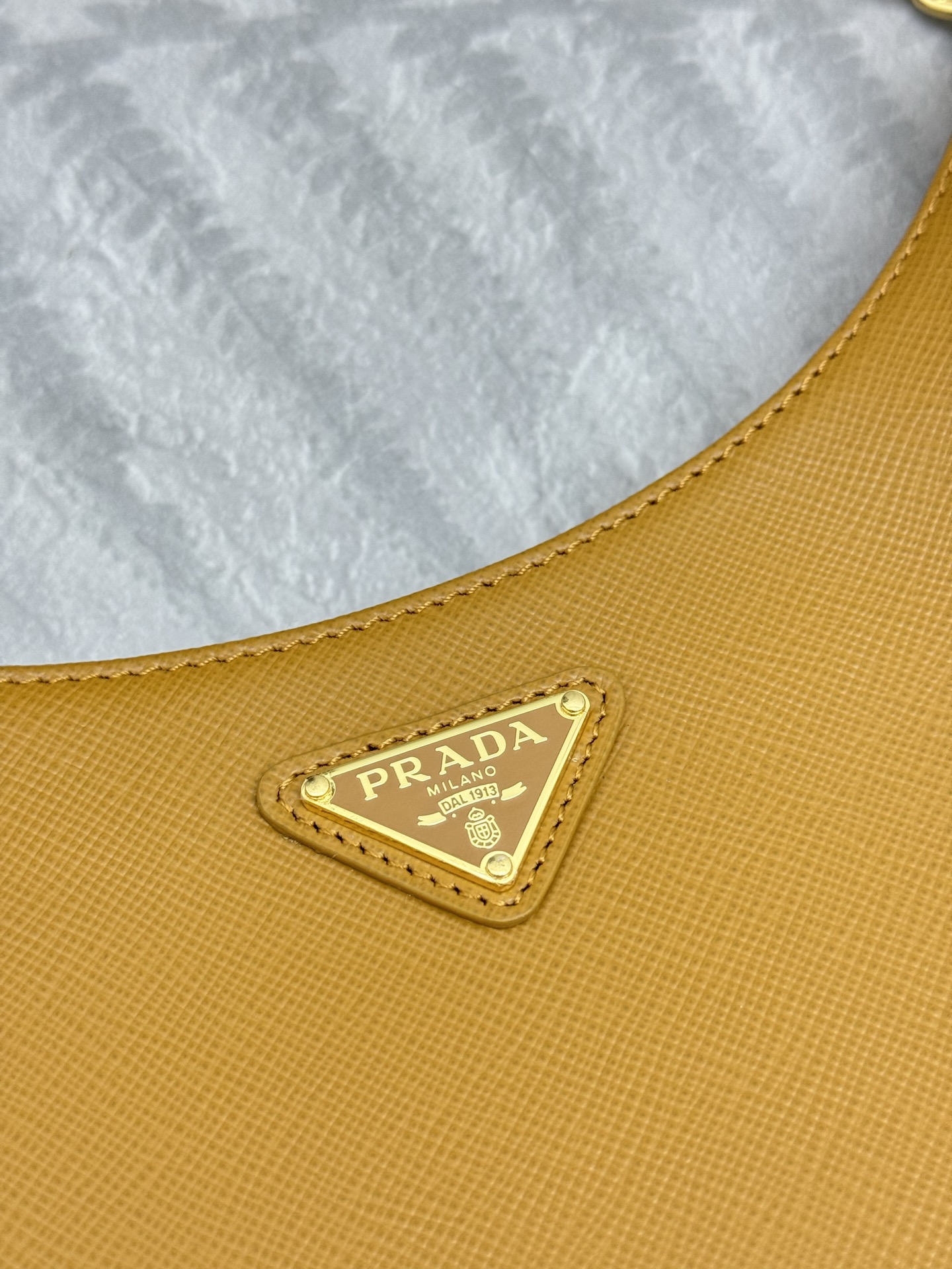 プラダ「Prada」サフィアーノ クロスボディバッグ