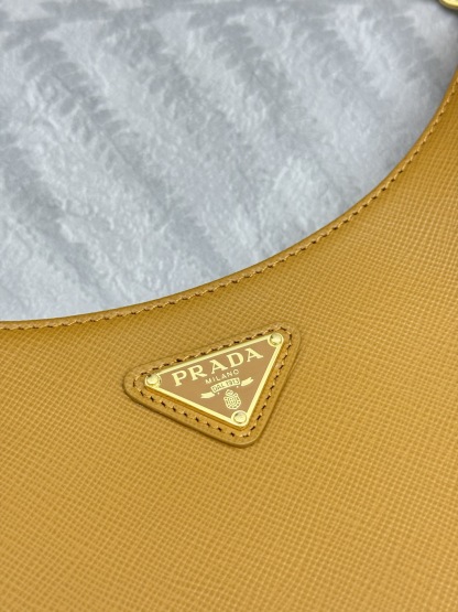 プラダ「Prada」サフィアーノ クロスボディバッグ
